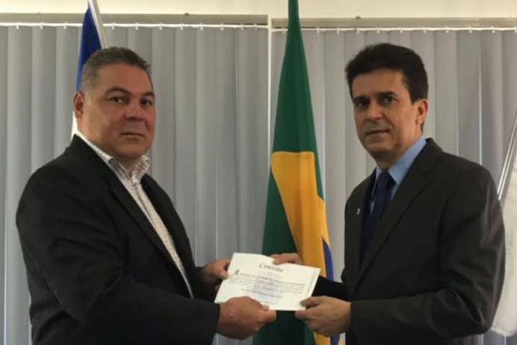 Presidente do Legislativo entrega convite de sessão solene ao presidente da OAB de Brumado