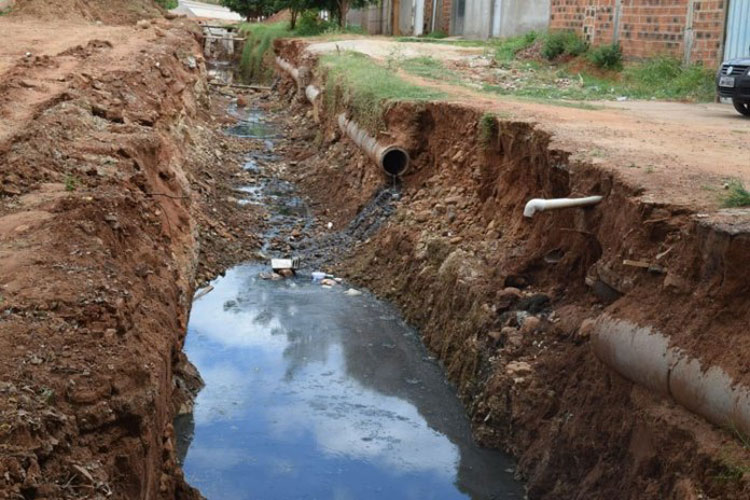 Entrave com a prefeitura tem impedido Embasa de iniciar esgotamento sanitário de Brumado, diz deputado