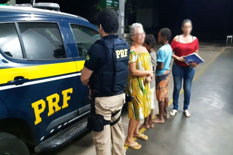 Crianças sobem em caminhão para brincar, dormem, e viajam 160 km no interior da Bahia