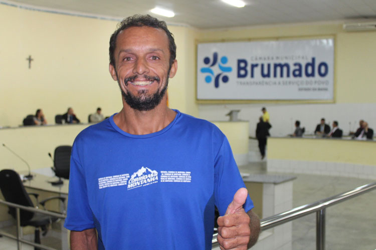 Atleta vai ao Legislativo brumadense para convocar vereadores para a Maratona do Terrão