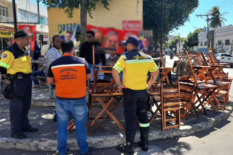 SMTT notifica ambulantes por ocupação de calçadas com mesas e cadeiras em Brumado