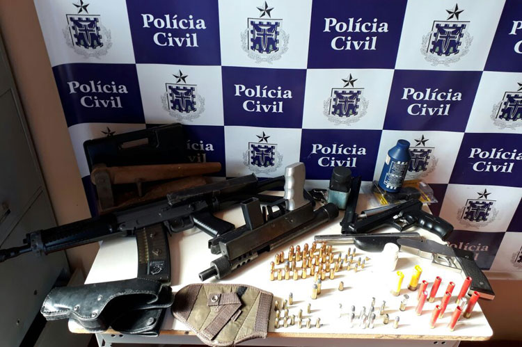 Polícia apreende submetralhadora e fuzil na cidade de Caculé