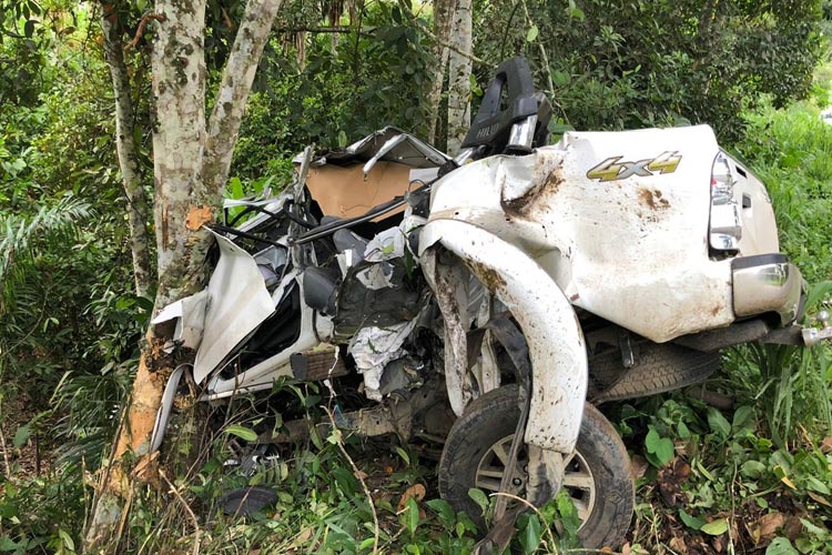 Ubatã: Homem morre e outro fica ferido após veículo sair de pista e bater em árvore