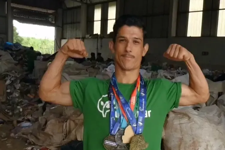 Catador de recicláveis encontra tênis no lixo e vira atleta no Paraná