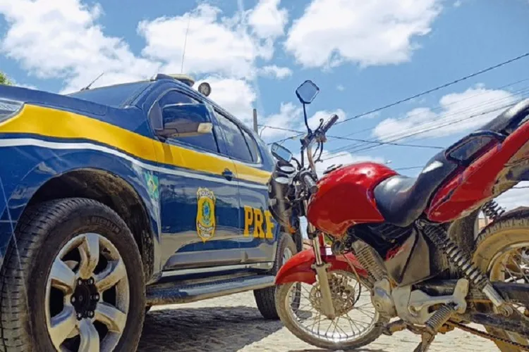 PRF detém idoso com moto furtada e CRLV falso em Poções