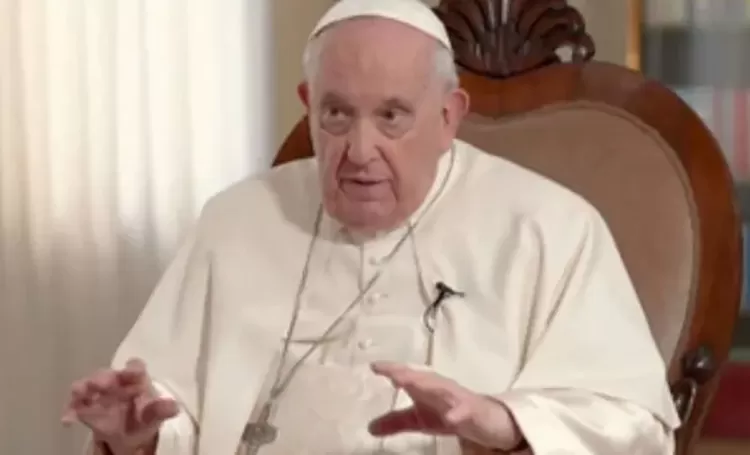 Papa Francisco diz que celibato dos padres pode ser revisto