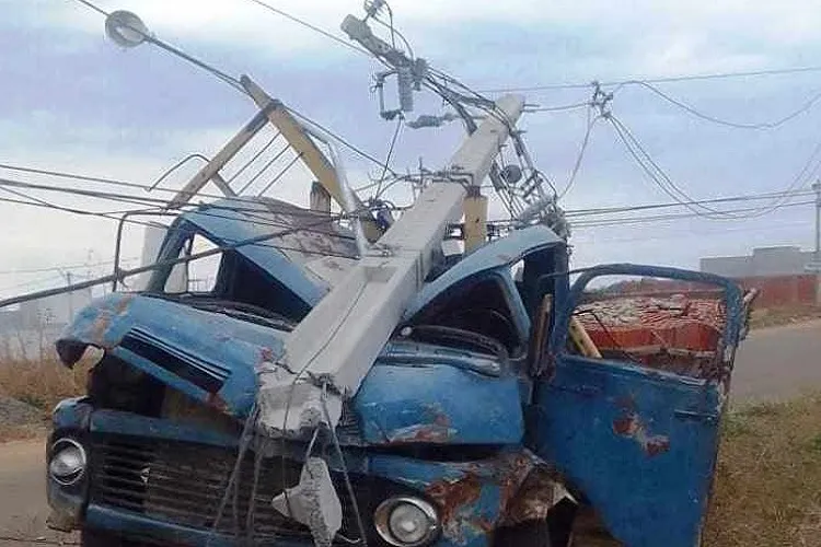Caminhão fica destruído após colidir contra poste em área urbana de Guanambi