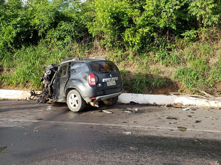 Homem morre após batida entre carro e caminhão carregado de óleo na BR-242 em Barreiras