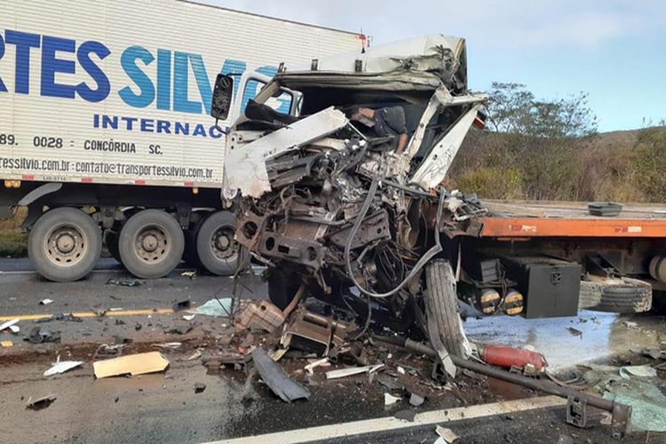 Caminhoneiro morre e outro fica ferido em acidente entre veículos na BR-116 em Manoel Vitorino