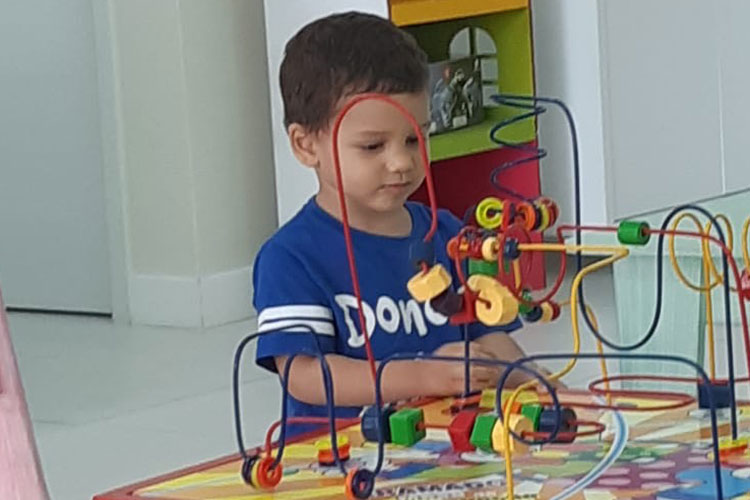 Pai de criança com autismo pede apoio da prefeitura de Brumado para tratamento