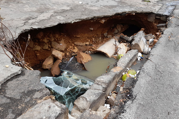 Brumado: Comerciante faz alerta de tragédia anunciada com esgoto estourado na Avenida Centenário