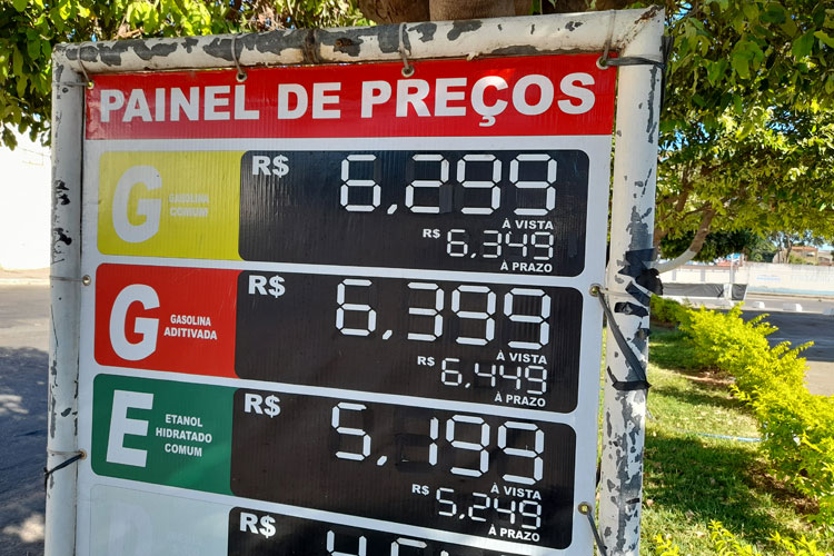 Brumado e Vitória da Conquista têm a gasolina mais cara da Bahia, diz ANP