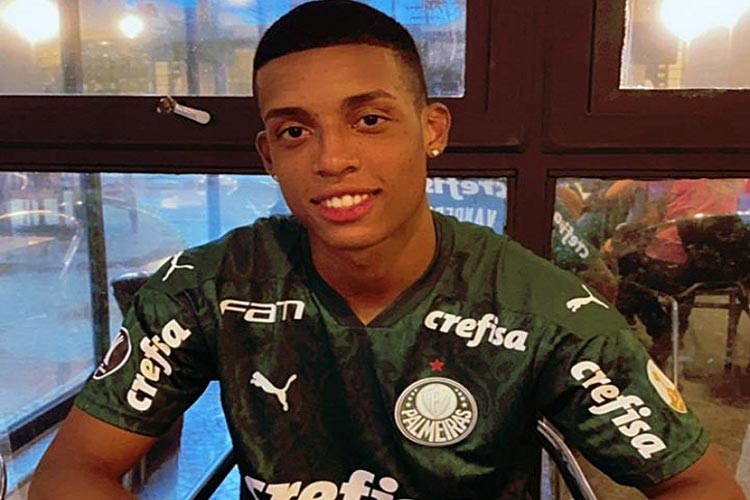 Natural de Brumado, lateral esquerdo Vanderlan Barbosa renova contrato com o Palmeiras