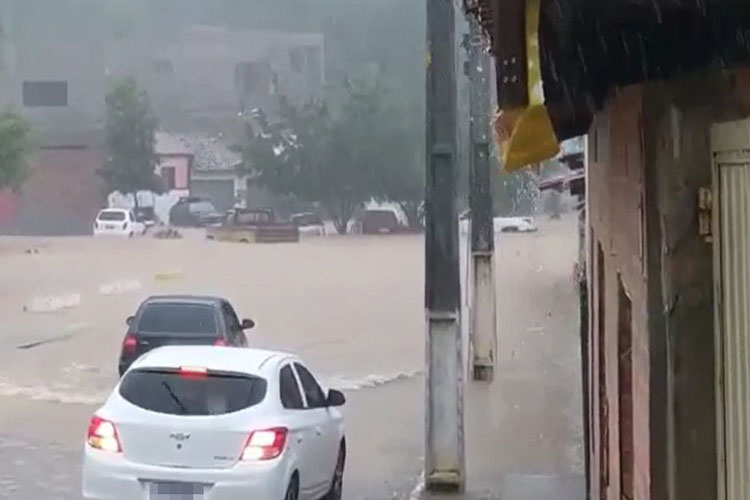 Chuva destrói casas, alaga ruas e 130 famílias ficam desabrigadas em Iramaia