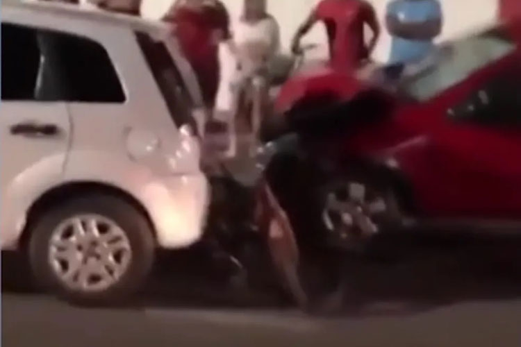 Ciclista morre após ser imprensado por dois carros em Vitória da Conquista