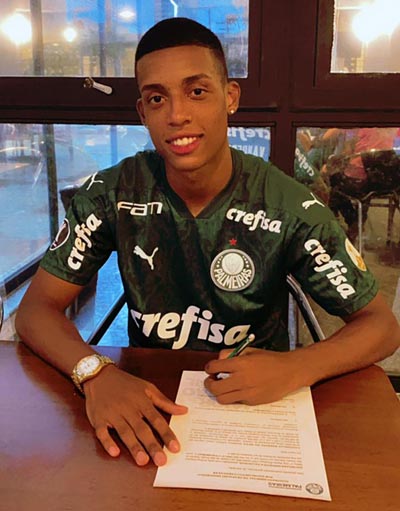 Natural de Brumado, lateral esquerdo Vanderlan Barbosa renova contrato com o Palmeiras