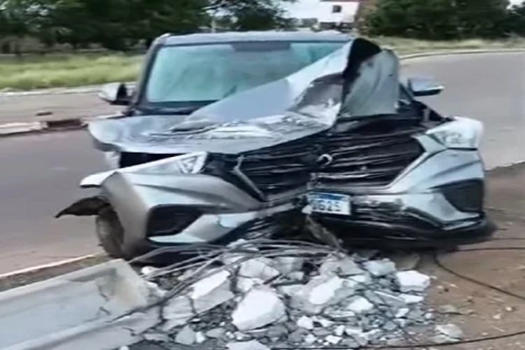 Carro bate violentamente contra poste de luz nas imediações do Ifba em Brumado