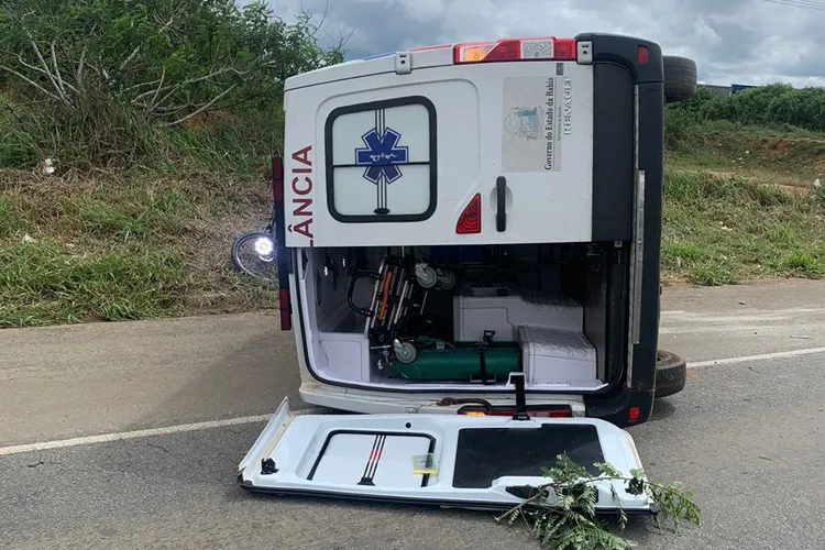 Ambulância com paciente de Presidente Jânio Quadros tomba na BA-262