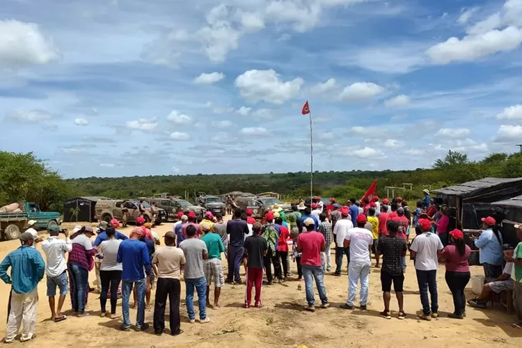 Famílias são retiradas de acampamento em Planaltino