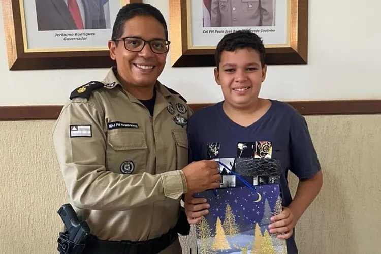 Menino de 13 anos visita 46ª CIPM em Livramento de Nossa Senhora e emociona policiais