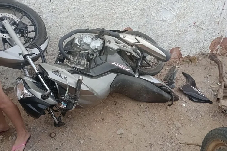 Condutor de motocicleta é arremessado contra a parede após acidente em Guanambi