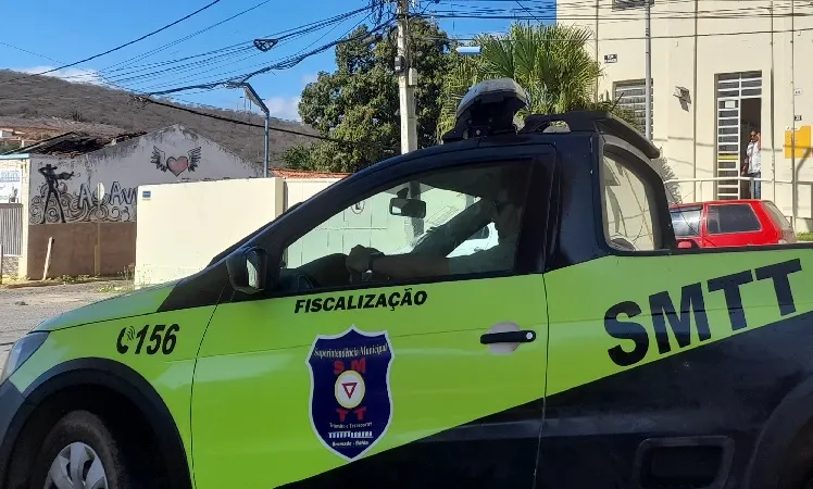 SMTT flagra autoescola de cidade vizinha aplicando aulas sem autorização em Brumado