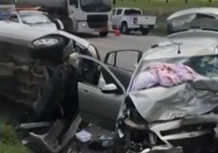Quatro ficam feridos após colisão frontal entre dois carros na BR-116 em Vitória da Conquista