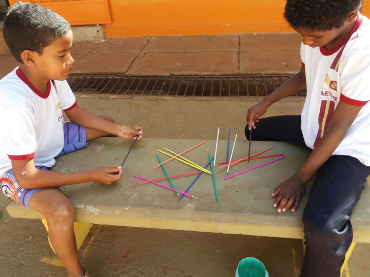 Alunos de Caetité confeccionam brinquedos para a semana do Folclore