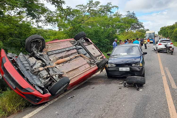 Brumado: Cinco veículos se envolvem em grave acidente na BR-030