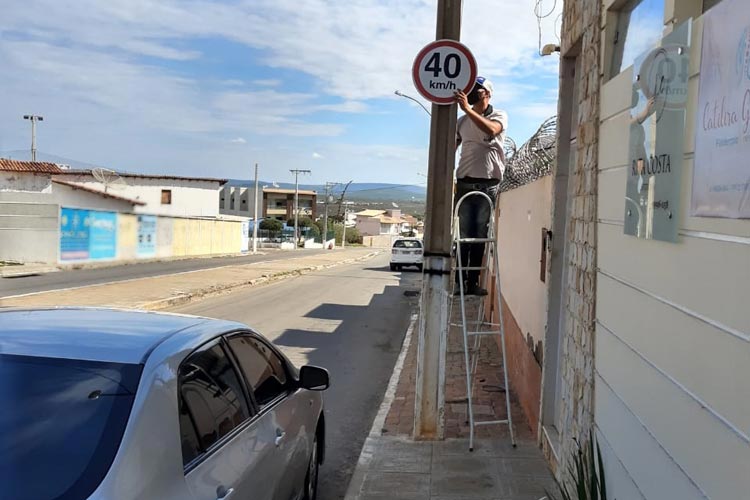 Brumado: SMTT instala placas para conter abusos de velocidade na Avenida João Paulo I