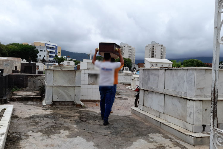 Brumado: Famílias iniciam translado de restos mortais de entes queridos do Cemitério Senhor no Bonfim