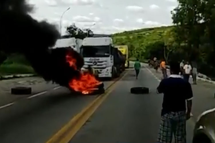 Moradores de Cândido Sales fazem protesto na BR-116 contra falta de água há cerca de dez dias