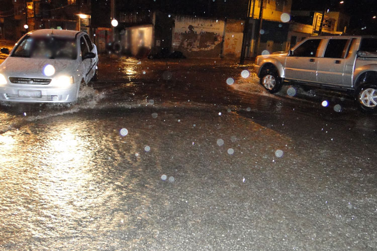 Volta a chover forte na cidade de Brumado na madrugada deste domingo (11)