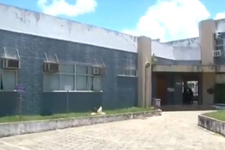 Itapetinga: Grupo invade fórum e rouba armas que estavam guardadas em sala de provas de crimes