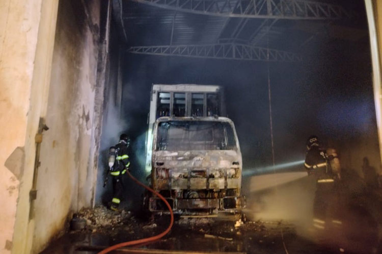 Incêndio atinge depósito de bebidas em Vitória da Conquista