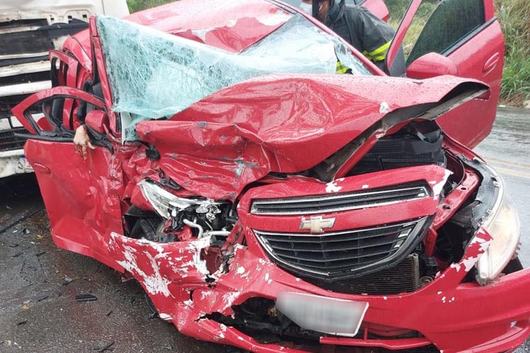Itabuna: Batida entre caminhão e carro deixa duas mulheres mortas e uma ferida na BR-101