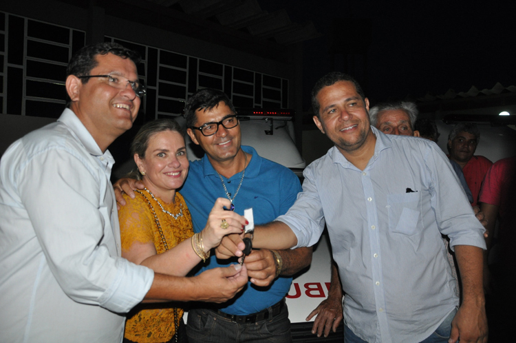 Deputada Ivana Bastos e governador entregam benefícios para Guanambi e Malhada de Pedras