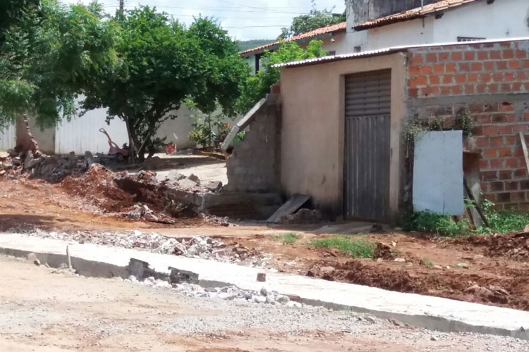 Brumado: Usando poder de polícia, prefeitura derruba muro de residência no Bairro São José