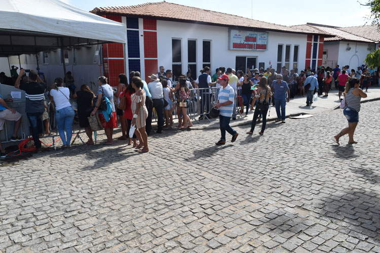 Mutirão de cirurgias de catarata atrai centenas de pacientes ao hospital de Brumado