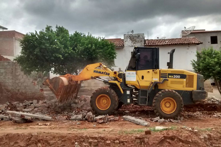 Brumado: Usando poder de polícia, prefeitura derruba muro de residência no Bairro São José