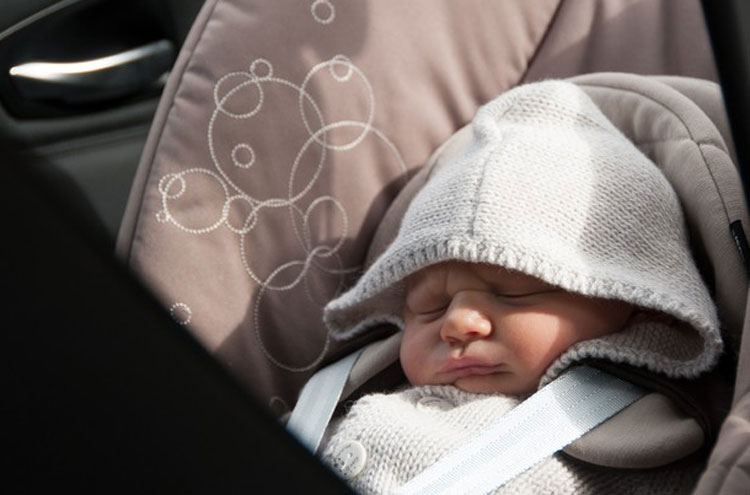 Pais esquecem recém-nascido no banco de táxi após deixarem a maternidade