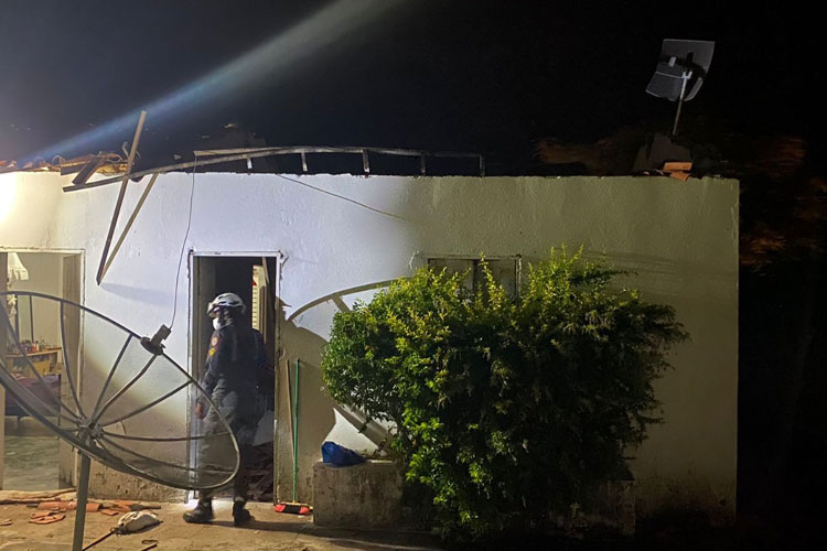Residência desaba em Guanambi e bombeiros resgatam moradores dos escombros