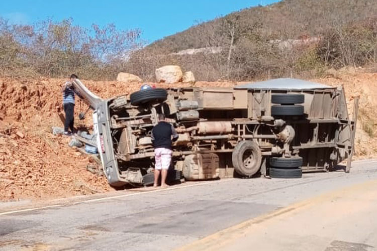 Caminhão tomba na BA-148 na cidade de Rio de Contas e dois ficam feridos