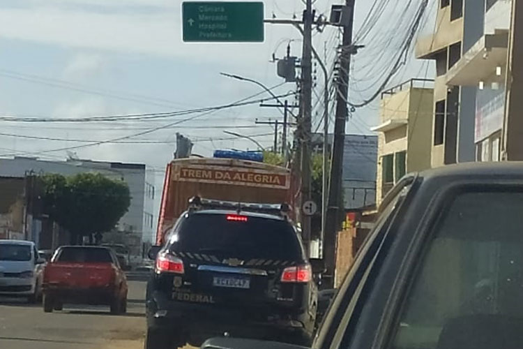 Viaturas da Polícia Federal são flagradas nas cidades de Caculé e Licínio de Almeida