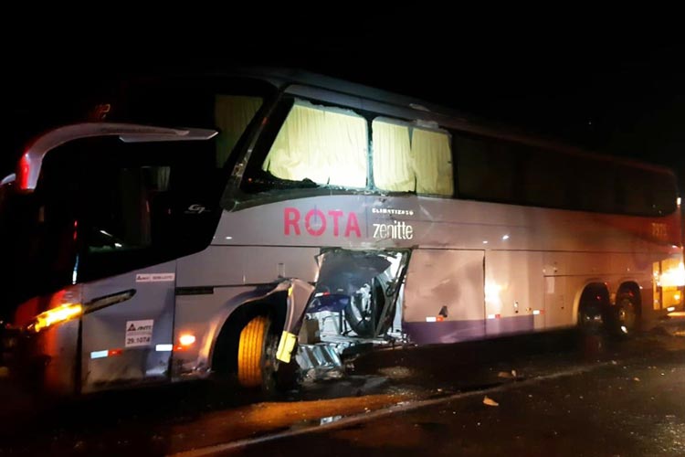Vitória da Conquista: Batida entre caminhão, ônibus e carro deixa cinco feridos na BR-116