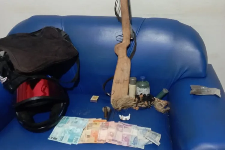 Dupla é detida por porte ilegal de arma de fogo e posse de maconha em Tanque Novo