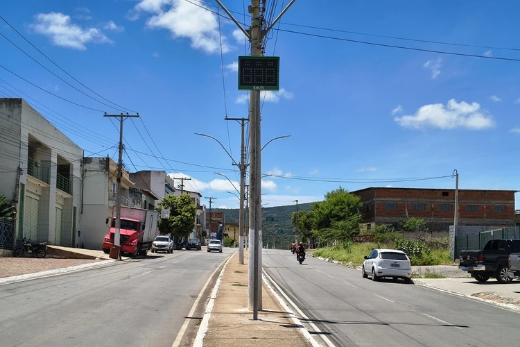 Brumado: Modelo piloto de radar com display é instalado na Avenida Lindolfo Brito
