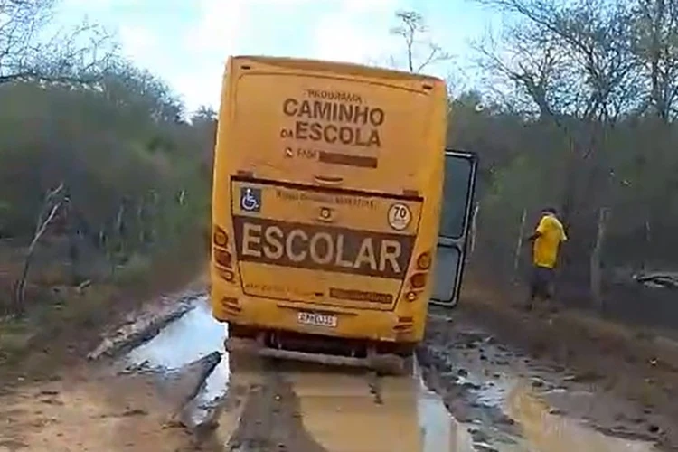 Lama impede o translado em estradas vicinais no município de Lagoa Real