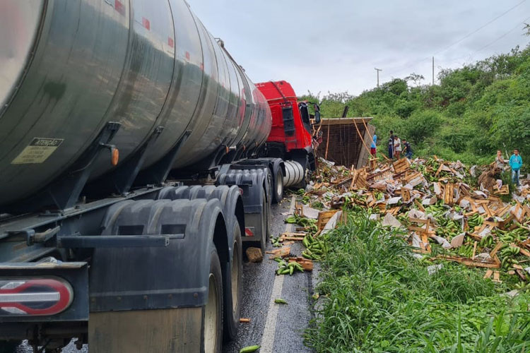 Anagé: Acidente entre carreta e caminhão deixa dois mortos na Serra dos Pombos