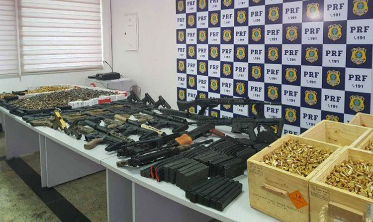 Homem é preso com 12 fuzis, 33 pistolas e 40 mil projéteis no Rio de Janeiro
